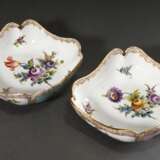 Paar Meissen Hausmalerei Carré Schalen mit polychromer Blumenmalerei und ornamentalem Goldrand, türkiser und roséfarbener Fond, 19.Jh., sign. "N. 8", Bossiernr.: 142, 6,5x18x18cm, berieben - Foto 1