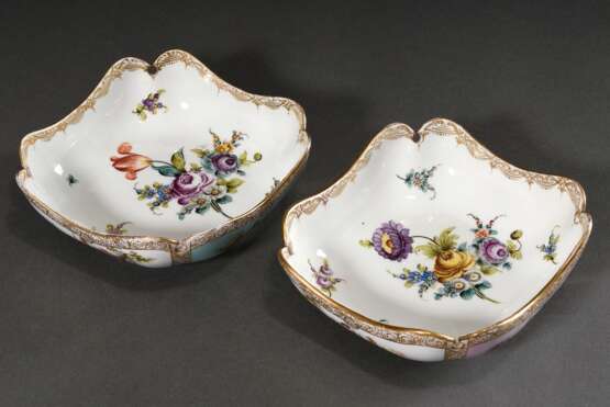 Paar Meissen Hausmalerei Carré Schalen mit polychromer Blumenmalerei und ornamentalem Goldrand, türkiser und roséfarbener Fond, 19.Jh., sign. "N. 8", Bossiernr.: 142, 6,5x18x18cm, berieben - photo 1