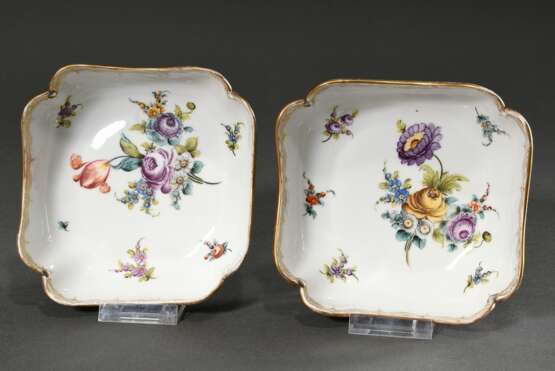 Paar Meissen Hausmalerei Carré Schalen mit polychromer Blumenmalerei und ornamentalem Goldrand, türkiser und roséfarbener Fond, 19.Jh., sign. "N. 8", Bossiernr.: 142, 6,5x18x18cm, berieben - фото 2