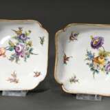 Paar Meissen Hausmalerei Carré Schalen mit polychromer Blumenmalerei und ornamentalem Goldrand, türkiser und roséfarbener Fond, 19.Jh., sign. "N. 8", Bossiernr.: 142, 6,5x18x18cm, berieben - photo 2