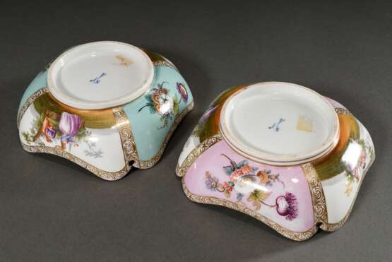 Paar Meissen Hausmalerei Carré Schalen mit polychromer Blumenmalerei und ornamentalem Goldrand, türkiser und roséfarbener Fond, 19.Jh., sign. "N. 8", Bossiernr.: 142, 6,5x18x18cm, berieben - photo 3