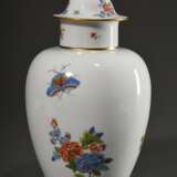 Große Meissen Balustervase mit polychromer „Indischer Malerei“ (Vögel und Schmetterlinge), Modellnr.: 51085, Formernr.: 81, Jahreszeichen: 1982, Malernr.: 582091/19, H. 32,5cm - photo 4