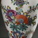 Große Deckelvase in Balusterform mit polychromem Kakiemon Dekor und Goldrand, 20.Jh., Modellnr.: 5116, Formernr.: 6813, Malernnr.: 5.4831, H. 66 cm, Ø 30cm - Foto 2