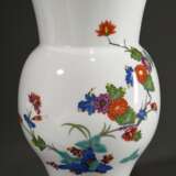 Meissen Vase mit polychromem Kakiemon Dekor und Goldrand, 20.Jh., Modellnr.: K263, Formernr.: 1, Malernr.: 468113-2, H. 26,5cm, am Fuß best., restauriert - Foto 1