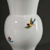 Meissen Vase mit polychromem Kakiemon Dekor und Goldrand, 20.Jh., Modellnr.: K263, Formernr.: 1, Malernr.: 468113-2, H. 26,5cm, am Fuß best., restauriert - photo 2