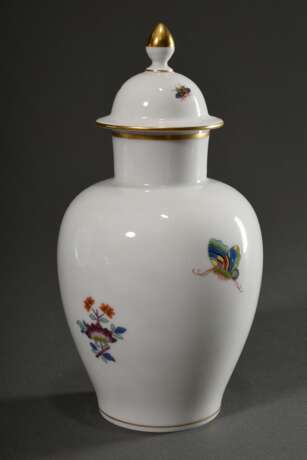 2 Diverse Teile Meissen mit „Indischer Malerei“ in Polychrom, 20.Jh.: Wandteller, Modellnr.: 964, Malernr.: 630C-55 (Ø 31cm) und kleine Balustervase, Modellnr.: 4128, Formernr.: 28, Jahreszeichen: C (H. 23cm) - Foto 3