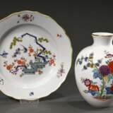 2 Diverse Teile Meissen „Indische Malerei“ und “Kakiemon Dekor“, 20.Jh.: Vase (Modelnr. 3128, Formernr.: 21, Jahreszeichen: Z, Malernr.: 670c-18, H. 16cm) und Teller (Modellnr.: 472, Jahreszeichen: ZX, Malernr.: 4551/111, Ø 20cm) - фото 1