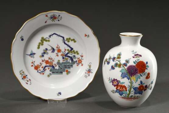 2 Diverse Teile Meissen „Indische Malerei“ und “Kakiemon Dekor“, 20.Jh.: Vase (Modelnr. 3128, Formernr.: 21, Jahreszeichen: Z, Malernr.: 670c-18, H. 16cm) und Teller (Modellnr.: 472, Jahreszeichen: ZX, Malernr.: 4551/111, Ø 20cm) - Foto 1