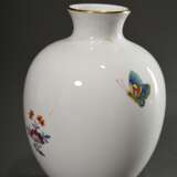 2 Diverse Teile Meissen „Indische Malerei“ und “Kakiemon Dekor“, 20.Jh.: Vase (Modelnr. 3128, Formernr.: 21, Jahreszeichen: Z, Malernr.: 670c-18, H. 16cm) und Teller (Modellnr.: 472, Jahreszeichen: ZX, Malernr.: 4551/111, Ø 20cm) - Foto 4