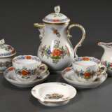 6 Teile Meissen Mokkaservice "Indische Blumenmalerei" mit Goldrand, bestehend aus: 2 Tassen/UT (H. 5,3cm), 1 große Zuckerdose (H. 8cm), 1 Kanne (H. 8,5cm), 1 Milchkännchen (H. 17cm) und 1 Aschenbecher "Chinesischer Schmetterling" mit Goldrand (Ø 9,5cm), - photo 1