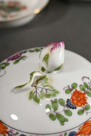 6 Teile Meissen Mokkaservice "Indische Blumenmalerei" mit Goldrand, bestehend aus: 2 Tassen/UT (H. 5,3cm), 1 große Zuckerdose (H. 8cm), 1 Kanne (H. 8,5cm), 1 Milchkännchen (H. 17cm) und 1 Aschenbecher "Chinesischer Schmetterling" mit Goldrand (Ø 9,5cm), - photo 3