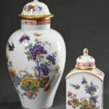 2 Diverse Teile Meissen mit polychromer Malerei nach asiatischem Vorbild „Blütenzweig mit Paradiesvogel“ mit ornamentaler Goldstaffage, 20.Jh.: Deckelvase in Balusterform (Ritznr.: 51082, Malernr.: 489162/19, H. 25cm) und Teedose (Ritznr.: 83861/9066, Ma - фото 1