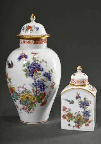 2 Diverse Teile Meissen mit polychromer Malerei nach asiatischem Vorbild „Blütenzweig mit Paradiesvogel“ mit ornamentaler Goldstaffage, 20.Jh.: Deckelvase in Balusterform (Ritznr.: 51082, Malernr.: 489162/19, H. 25cm) und Teedose (Ritznr.: 83861/9066, Ma - фото 1