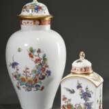 2 Diverse Teile Meissen mit polychromer Malerei nach asiatischem Vorbild „Blütenzweig mit Paradiesvogel“ mit ornamentaler Goldstaffage, 20.Jh.: Deckelvase in Balusterform (Ritznr.: 51082, Malernr.: 489162/19, H. 25cm) und Teedose (Ritznr.: 83861/9066, Ma - photo 2