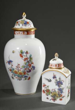 2 Diverse Teile Meissen mit polychromer Malerei nach asiatischem Vorbild „Blütenzweig mit Paradiesvogel“ mit ornamentaler Goldstaffage, 20.Jh.: Deckelvase in Balusterform (Ritznr.: 51082, Malernr.: 489162/19, H. 25cm) und Teedose (Ritznr.: 83861/9066, Ma - photo 2