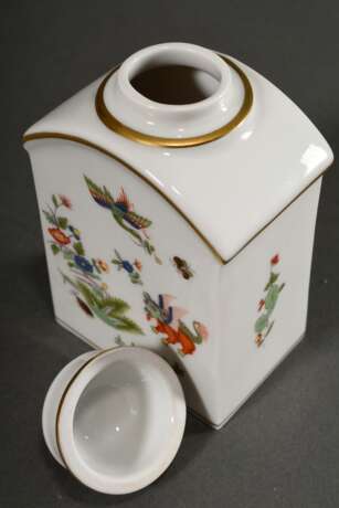 Meissen Teedose mit polychromem Kakiemon Dekor „Fliegender Hund“ und Goldstaffage, 20.Jh., Modellnr.: 5261, Formernr.: 156, Jahreszeichen: 1978, Malernr.: 404110 103, H. 13,5cm, 2 Schleifstr., Farbdefekt am Deckel - photo 2