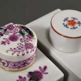 Paar Meissen Teedosen mit polychromem Kakiemon Dekor (Malernr.: 960502 60, 12x8,5x5,2cm) und „Indischer Malerei“ (Modellnr.: 52859, 12x8,5x cm, 2 Schleifstr.), 20. Jh. - photo 3