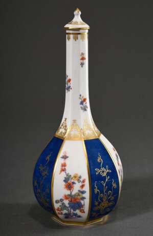 Meissen Achtkant Sakeflasche nach asiatischem Vorbild mit polychromem Kakiemon Dekor und Goldstaffage auf blau/weißem Fond, 20.Jh., Modellnr.: 51056, Formernr.: 13, Jahreszeichen: 1978, H. 24cm - photo 1