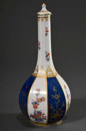 Meissen Achtkant Sakeflasche nach asiatischem Vorbild mit polychromem Kakiemon Dekor und Goldstaffage auf blau/weißem Fond, 20.Jh., Modellnr.: 51056, Formernr.: 13, Jahreszeichen: 1978, H. 24cm - photo 2