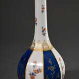 Meissen Achtkant Sakeflasche nach asiatischem Vorbild mit polychromem Kakiemon Dekor und Goldstaffage auf blau/weißem Fond, 20.Jh., Modellnr.: 51056, Formernr.: 13, Jahreszeichen: 1978, H. 24cm - photo 2