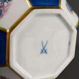 Meissen Achtkant Sakeflasche nach asiatischem Vorbild mit polychromem Kakiemon Dekor und Goldstaffage auf blau/weißem Fond, 20.Jh., Modellnr.: 51056, Formernr.: 13, Jahreszeichen: 1978, H. 24cm - photo 4