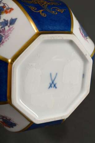 Meissen Achtkant Sakeflasche nach asiatischem Vorbild mit polychromem Kakiemon Dekor und Goldstaffage auf blau/weißem Fond, 20.Jh., Modellnr.: 51056, Formernr.: 13, Jahreszeichen: 1978, H. 24cm - photo 4