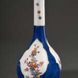 Meissen Achtkant Sakeflasche nach asiatischem Vorbild mit polychromem Kakiemon Dekor in Kartuschen auf blauem Fond, 20.Jh., Modellnr.: 51056, Formernr.: 71, Jahreszeichen: 1981, Malernr.: 572690/61, im Deckel 186, H. 23,5cm - Foto 1