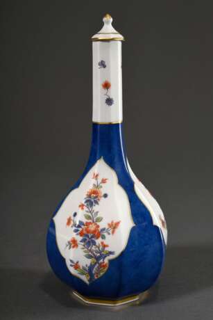 Meissen Achtkant Sakeflasche nach asiatischem Vorbild mit polychromem Kakiemon Dekor in Kartuschen auf blauem Fond, 20.Jh., Modellnr.: 51056, Formernr.: 71, Jahreszeichen: 1981, Malernr.: 572690/61, im Deckel 186, H. 23,5cm - Foto 1