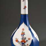 Meissen Achtkant Sakeflasche nach asiatischem Vorbild mit polychromem Kakiemon Dekor in Kartuschen auf blauem Fond, 20.Jh., Modellnr.: 51056, Formernr.: 71, Jahreszeichen: 1981, Malernr.: 572690/61, im Deckel 186, H. 23,5cm - фото 2