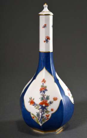 Meissen Achtkant Sakeflasche nach asiatischem Vorbild mit polychromem Kakiemon Dekor in Kartuschen auf blauem Fond, 20.Jh., Modellnr.: 51056, Formernr.: 71, Jahreszeichen: 1981, Malernr.: 572690/61, im Deckel 186, H. 23,5cm - фото 2