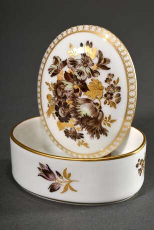 Kleine runde Meissen Deckeldose mit Blumenmalerei in Sepiamalerei und Gold, 20.Jh., Malernr.: 1316b-4, H. 4,5cm - photo 1