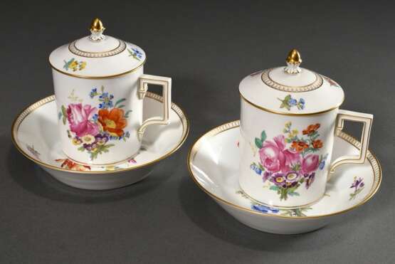 Paar Meissen Deckeltassen/UT in Empire Form mit polychromer Blumenmalerei und goldenem Galerierand, Modellnr.: 205, Formernr.: 35, Jahreszeichen 1971, Malernr.: 203257/33, H. 13,5cm - photo 1