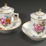 Paar Meissen Deckeltassen/UT in Empire Form mit polychromer Blumenmalerei und goldenem Galerierand, Modellnr.: 205, Formernr.: 35, Jahreszeichen 1971, Malernr.: 203257/33, H. 13,5cm - Foto 1