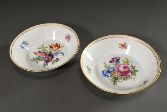 Paar Meissen Deckeltassen/UT in Empire Form mit polychromer Blumenmalerei und goldenem Galerierand, Modellnr.: 205, Formernr.: 35, Jahreszeichen 1971, Malernr.: 203257/33, H. 13,5cm - photo 2