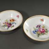 Paar Meissen Deckeltassen/UT in Empire Form mit polychromer Blumenmalerei und goldenem Galerierand, Modellnr.: 205, Formernr.: 35, Jahreszeichen 1971, Malernr.: 203257/33, H. 13,5cm - photo 2