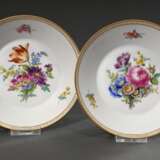 Paar Meissen Deckeltassen/UT in Empire Form mit polychromer Blumenmalerei und goldenem Galerierand, Modellnr.: 205, Formernr.: 35, Jahreszeichen 1971, Malernr.: 203257/33, H. 13,5cm - photo 3