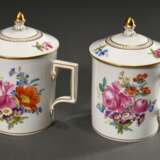 Paar Meissen Deckeltassen/UT in Empire Form mit polychromer Blumenmalerei und goldenem Galerierand, Modellnr.: 205, Formernr.: 35, Jahreszeichen 1971, Malernr.: 203257/33, H. 13,5cm - photo 5