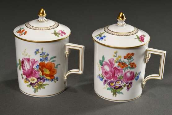 Paar Meissen Deckeltassen/UT in Empire Form mit polychromer Blumenmalerei und goldenem Galerierand, Modellnr.: 205, Formernr.: 35, Jahreszeichen 1971, Malernr.: 203257/33, H. 13,5cm - Foto 5