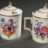 Paar Meissen Deckeltassen/UT in Empire Form mit polychromer Blumenmalerei und goldenem Galerierand, Modellnr.: 205, Formernr.: 35, Jahreszeichen 1971, Malernr.: 203257/33, H. 13,5cm - Foto 6