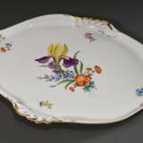 Ovale Meissen Platte mit polychromer Blumenmalerei und Rocaillerelief, 20. Jh., Modellnr.: 5330, Formernr.: 51, Jahreszeichen, Malernr.: 060110/79, 46x33,5cm, 2 Schleifstr. - photo 1