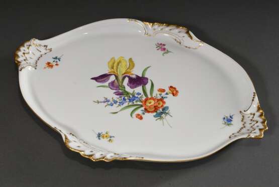 Ovale Meissen Platte mit polychromer Blumenmalerei und Rocaillerelief, 20. Jh., Modellnr.: 5330, Formernr.: 51, Jahreszeichen, Malernr.: 060110/79, 46x33,5cm, 2 Schleifstr. - photo 1