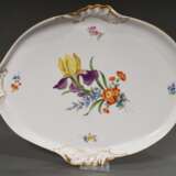 Ovale Meissen Platte mit polychromer Blumenmalerei und Rocaillerelief, 20. Jh., Modellnr.: 5330, Formernr.: 51, Jahreszeichen, Malernr.: 060110/79, 46x33,5cm, 2 Schleifstr. - photo 2