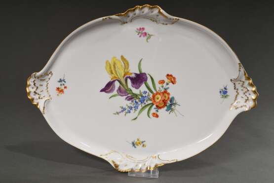 Ovale Meissen Platte mit polychromer Blumenmalerei und Rocaillerelief, 20. Jh., Modellnr.: 5330, Formernr.: 51, Jahreszeichen, Malernr.: 060110/79, 46x33,5cm, 2 Schleifstr. - photo 2