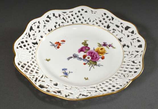 Meissen Teller mit gewelltem Rand in alternierend floralem und ornamentalem Durchbruch sowie polychromer Blumenmalerei im Spiegel, Boden in schwarz bez.: "K. Hof=Silberkammer.", blaue Knaufschwerter, 19.Jh., Ø 25cm - Foto 1