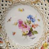 6 Teile Meissen Dessertservice mit durchbrochenem Korbrand und drei Rocaillekartuschen, polychrome Malerei "Blumen und Insekten", gold staffiert, blaue Knaufschwerter, um 1900, bestehend aus: 5 Teller (Ø 20,5cm) und kleiner Aufsatz (H. 6,8cm, Ø 20,5cm), - photo 2