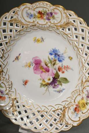 6 Teile Meissen Dessertservice mit durchbrochenem Korbrand und drei Rocaillekartuschen, polychrome Malerei "Blumen und Insekten", gold staffiert, blaue Knaufschwerter, um 1900, bestehend aus: 5 Teller (Ø 20,5cm) und kleiner Aufsatz (H. 6,8cm, Ø 20,5cm), - фото 2