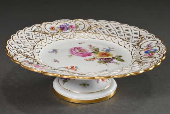 6 Teile Meissen Dessertservice mit durchbrochenem Korbrand und drei Rocaillekartuschen, polychrome Malerei "Blumen und Insekten", gold staffiert, blaue Knaufschwerter, um 1900, bestehend aus: 5 Teller (Ø 20,5cm) und kleiner Aufsatz (H. 6,8cm, Ø 20,5cm), - photo 3