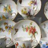 8 Meissen Mokkatassen/UT mit Weichmalerei "Blumen und Schmetterlinge" auf Ozier Relief, goldstaffiert (1x ohne), blaue Schwerter Marke um 1900, H. 6cm - Foto 3