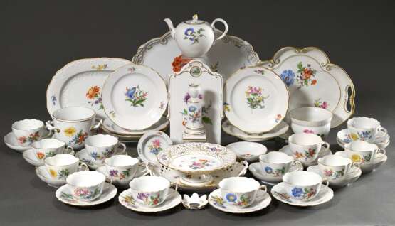 34 Teile Meissen Kaffeeservice „Deutsche Blume“, 20.Jh. bestehend aus: 5 Kuchentellern (Ø 18cm, 3x 2Schleifstr., min ber.), 4 Kaffeetassen/5UT (H. 6,5cm, 5x 2Schleifstr., min. ber.), 4 Kaffeetassen/UT (H. 5cm, 2x 2 Schleifstr.), 6 Teetassen /UT (H. 5,5cm - photo 1