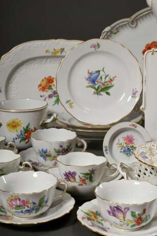 34 Teile Meissen Kaffeeservice „Deutsche Blume“, 20.Jh. bestehend aus: 5 Kuchentellern (Ø 18cm, 3x 2Schleifstr., min ber.), 4 Kaffeetassen/5UT (H. 6,5cm, 5x 2Schleifstr., min. ber.), 4 Kaffeetassen/UT (H. 5cm, 2x 2 Schleifstr.), 6 Teetassen /UT (H. 5,5cm - фото 4